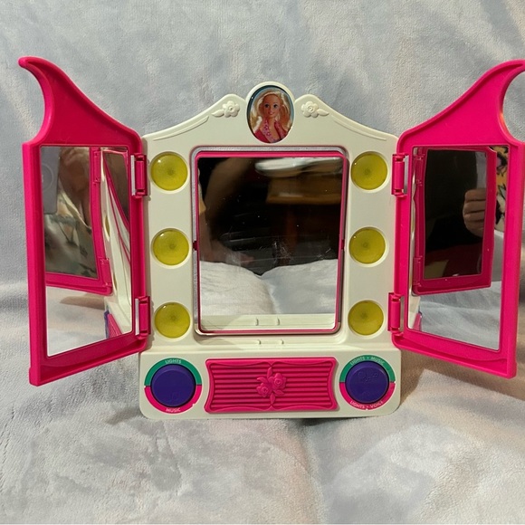 Barbie Talking Mirror Vanity - Picture 5 of 7